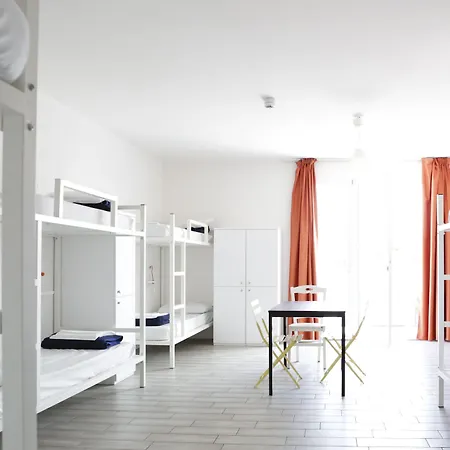 Meet Gardalake Hostal