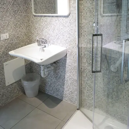 Meet Gardalake Hostal