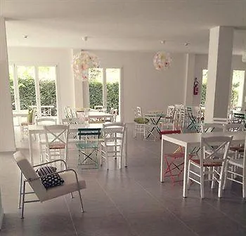 Meet Gardalake Hostal *