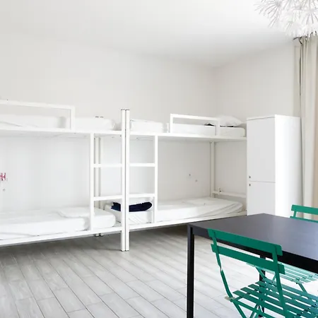 Hostal Meet Gardalake *