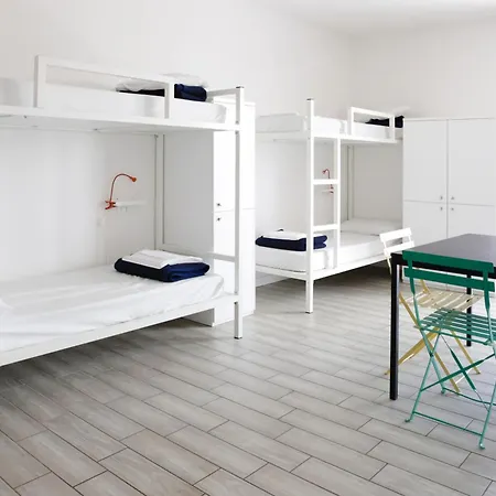 Meet Gardalake Hostal *