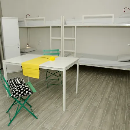 Hostal Meet Gardalake *