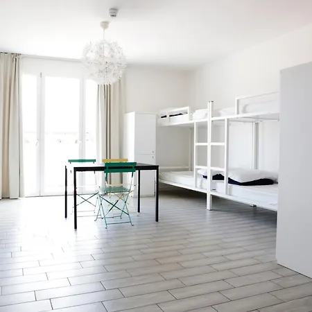 Meet Gardalake Hostel Peschiera del Garda
