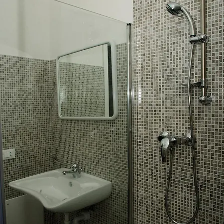 Meet Gardalake Hostel