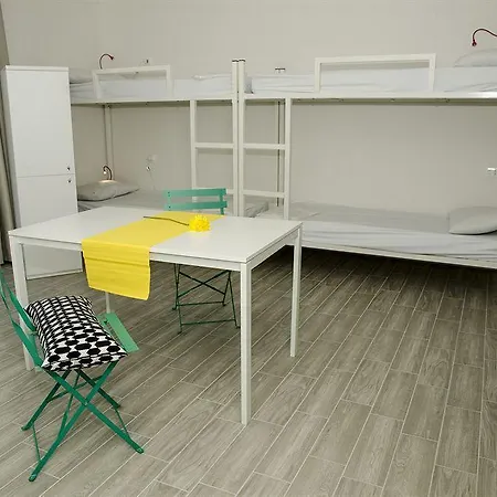 Meet Gardalake Hostel