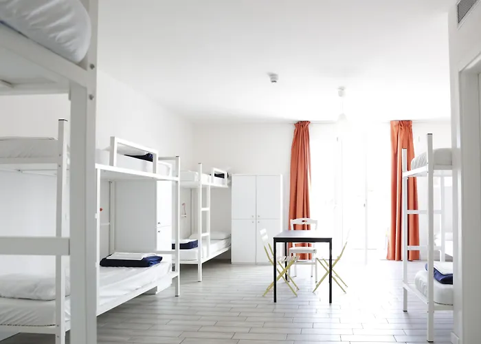 Meet Gardalake Hostel