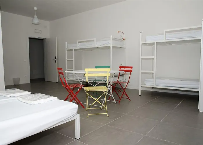 Meet Gardalake Hostel Peschiera del Garda